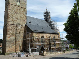 Einrüstung von St. Crescentius an der Südseite (Foto: Karl-Franz Thiede)